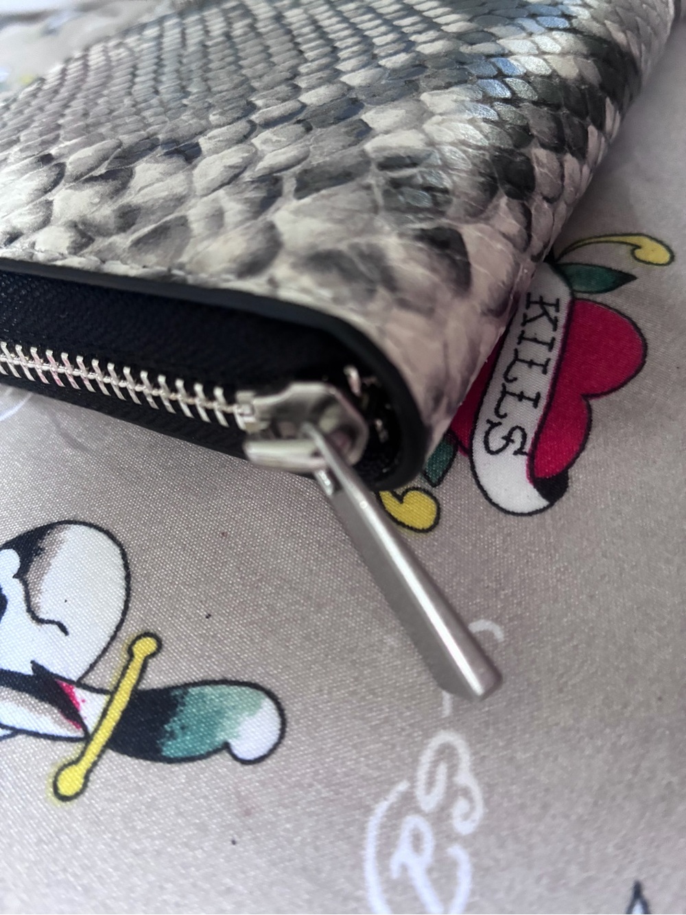 LIKE NEW! TORY BURCH Snakeskin Leather Zip Wallet Gray White Black Snake Print - Picture 6 of 9